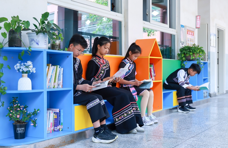 4月23日，贵州省黔南布依族苗族自治州罗甸县第五小学的学生在班级图书角阅读书籍。