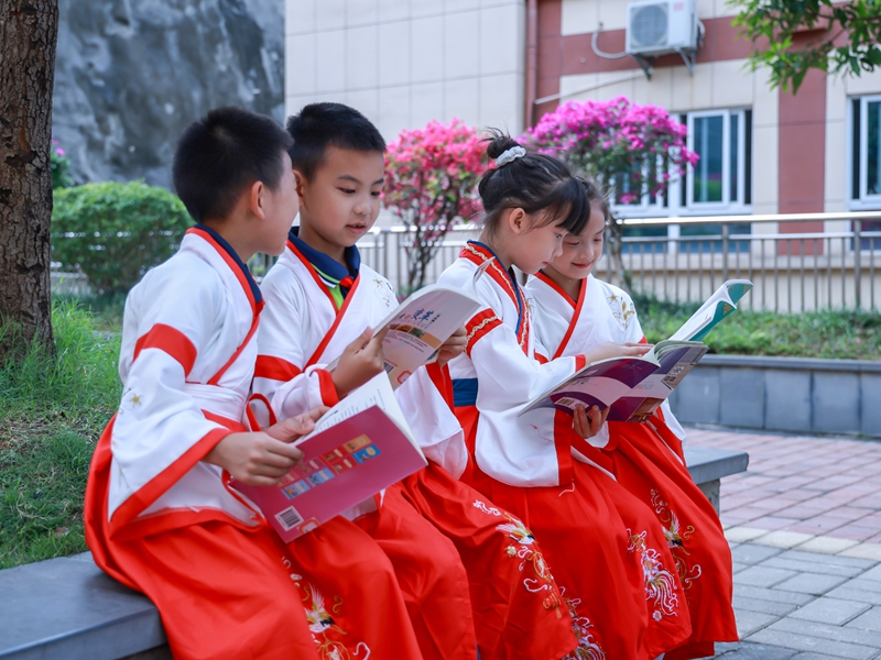 4月23日，贵州省黔南布依族苗族自治州罗甸县第五小学的学生在校园里阅读书籍。