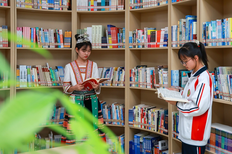 2026年4月22日，学生在贵州省黔南布依族苗族自治州罗甸县民族图书馆看书。