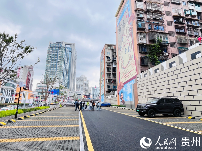 项目建设中新增设的停车位。人民网记者 陈洁泉摄.jpg