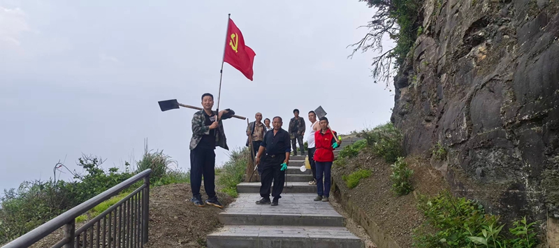 1 图为党建引领开展“两清两改两治理”.jpg