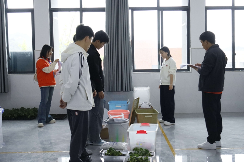 選手正在現代農業技能項目現場進行實操考核。習水縣融媒體中心供圖.JPG