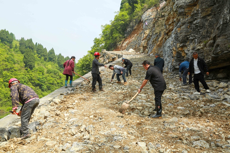 4月25日，贵州省遵义市播州区三合镇芦岩村下寨组村民在公路建设上劳动（李仁军  摄）.JPG