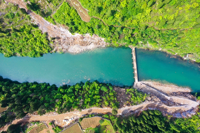 4月25日，航拍贵州省遵义市播州区三合镇芦岩村下寨组乡村公路修建场景（李仁军  摄） (1).JPG