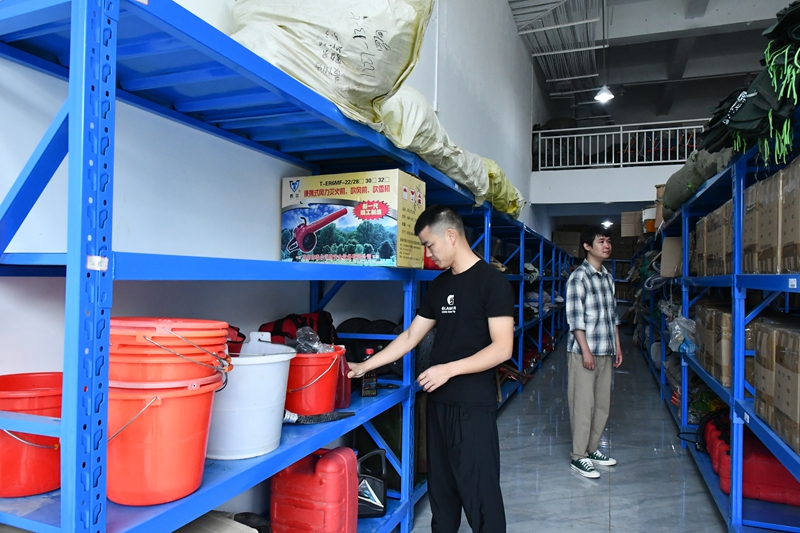 工作人员清点、核查防汛物资.jpg