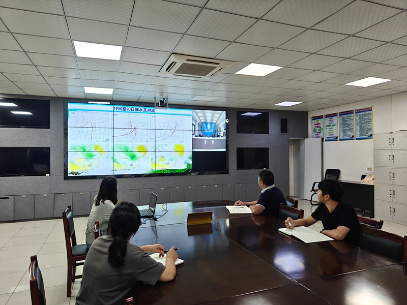 县气象局会商研判天气形势.jpg