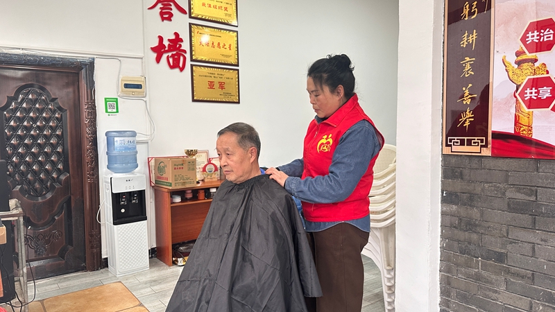 5 图为开展义剪活动.jpg