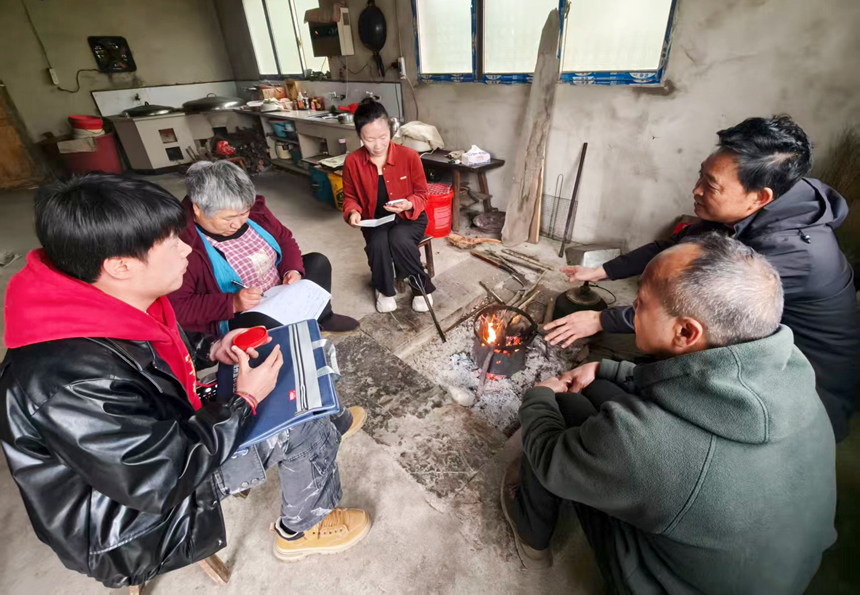 施秉县白垛乡民政工作人员主动入户对困难户进行入户调查核实。