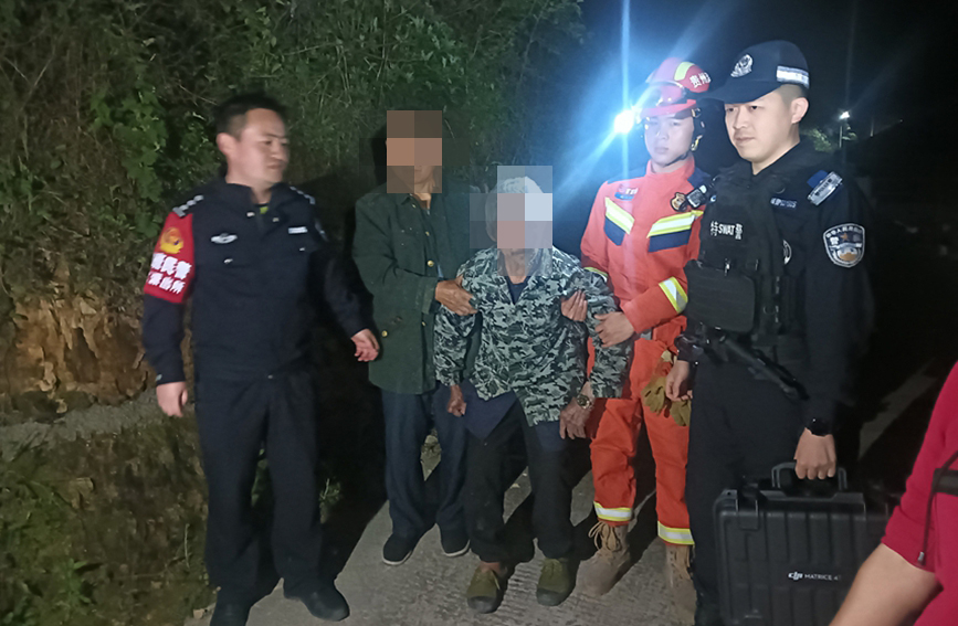 图为搜救队员搀扶老人回到安全区域。