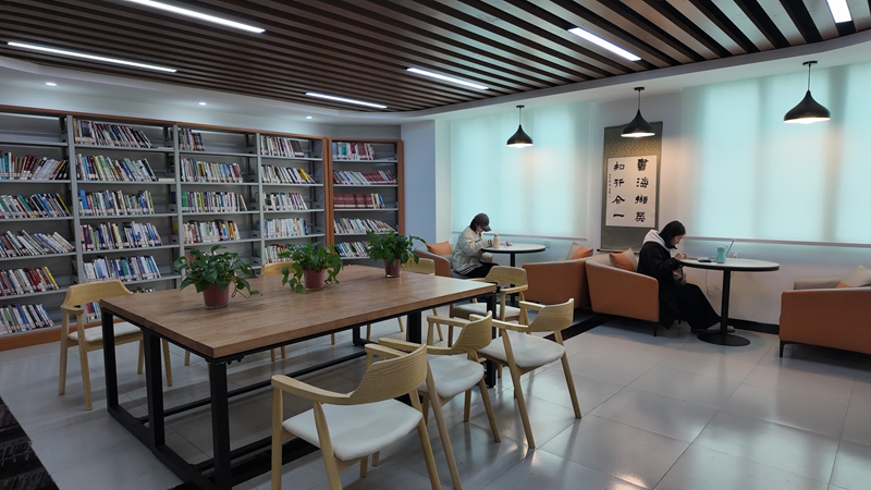 金沙县长安街城市书房一角 胡凤至 摄 (3).jpg
