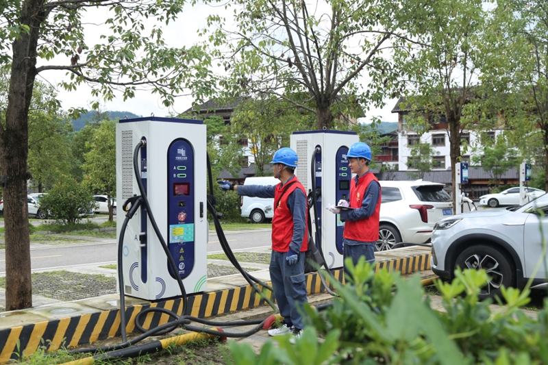 荔波供電局組織青年服務隊對小七孔景區東門充電樁開展巡視檢查。王文濤攝 (4).JPG