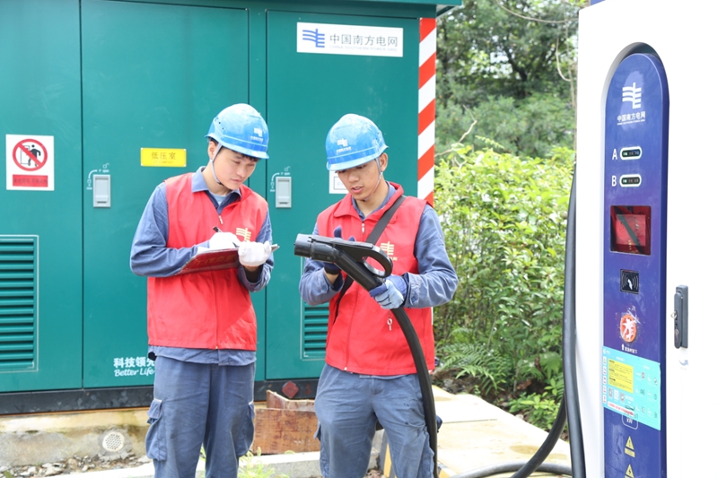 荔波供電局組織青年服務隊對小七孔景區東門充電樁開展巡視檢查。王文濤攝 (5).JPG