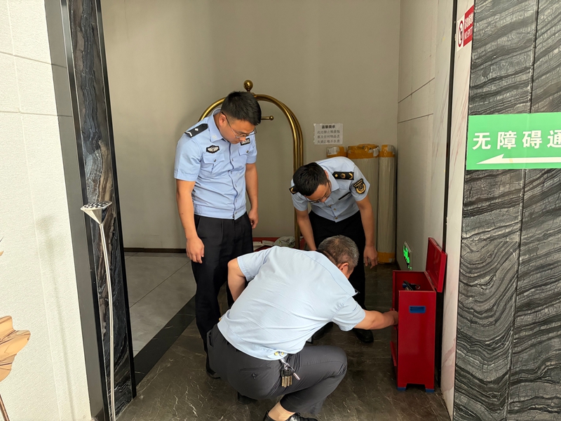 执法人员对酒店消防设施进行检查.jpg