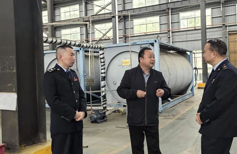 图片1 凯里市税务局组织业务骨干开展精准入户税费专项辅导服务。