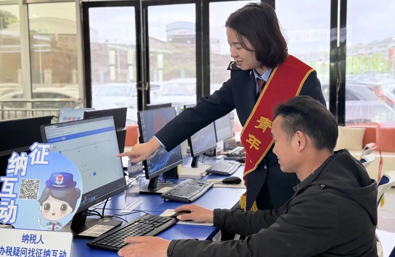 图片7在丹寨，丹寨县税务局邀请社会各界代表到办税服务厅开展沉浸式办税缴费体验活动。