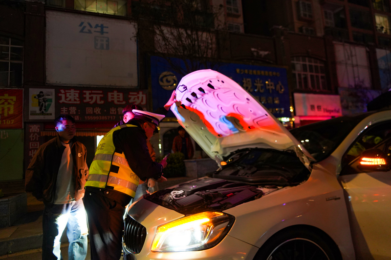 公安交管执法人员在对涉嫌非法改装车辆进行查验。