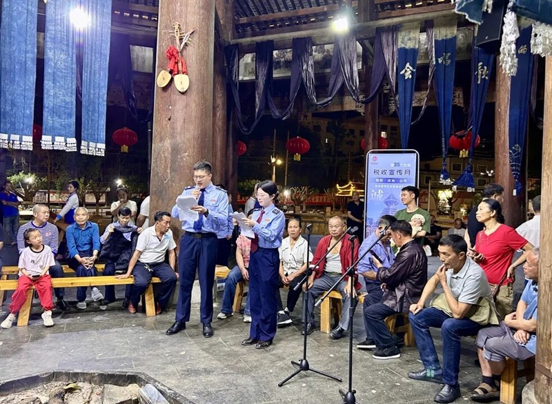 图为税务干部在鼓楼音乐会现场开展税收宣传暨税费知识竞答