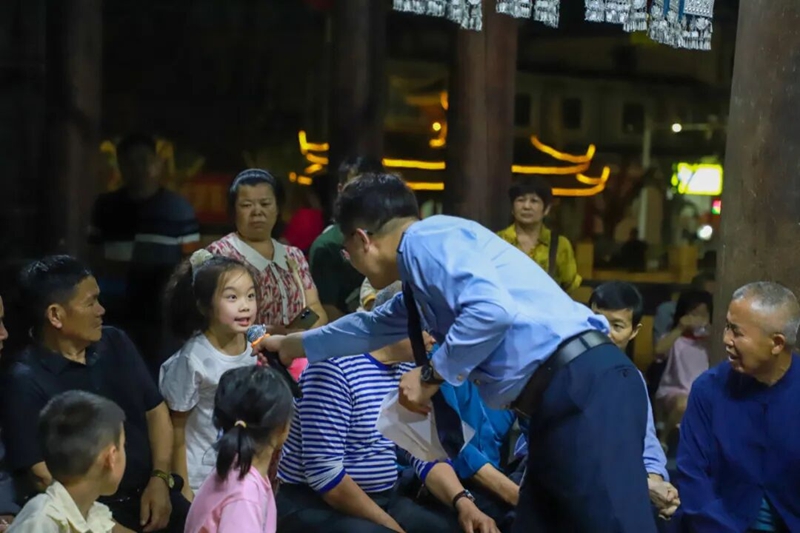 图为小朋友积极参与税费知识竞答