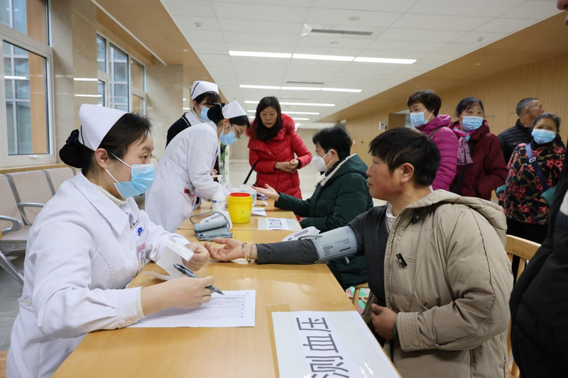 中山一院贵州医院(贵医附院贵安院区)周三门诊开放日,护理人员为患者免费测量血压血糖。