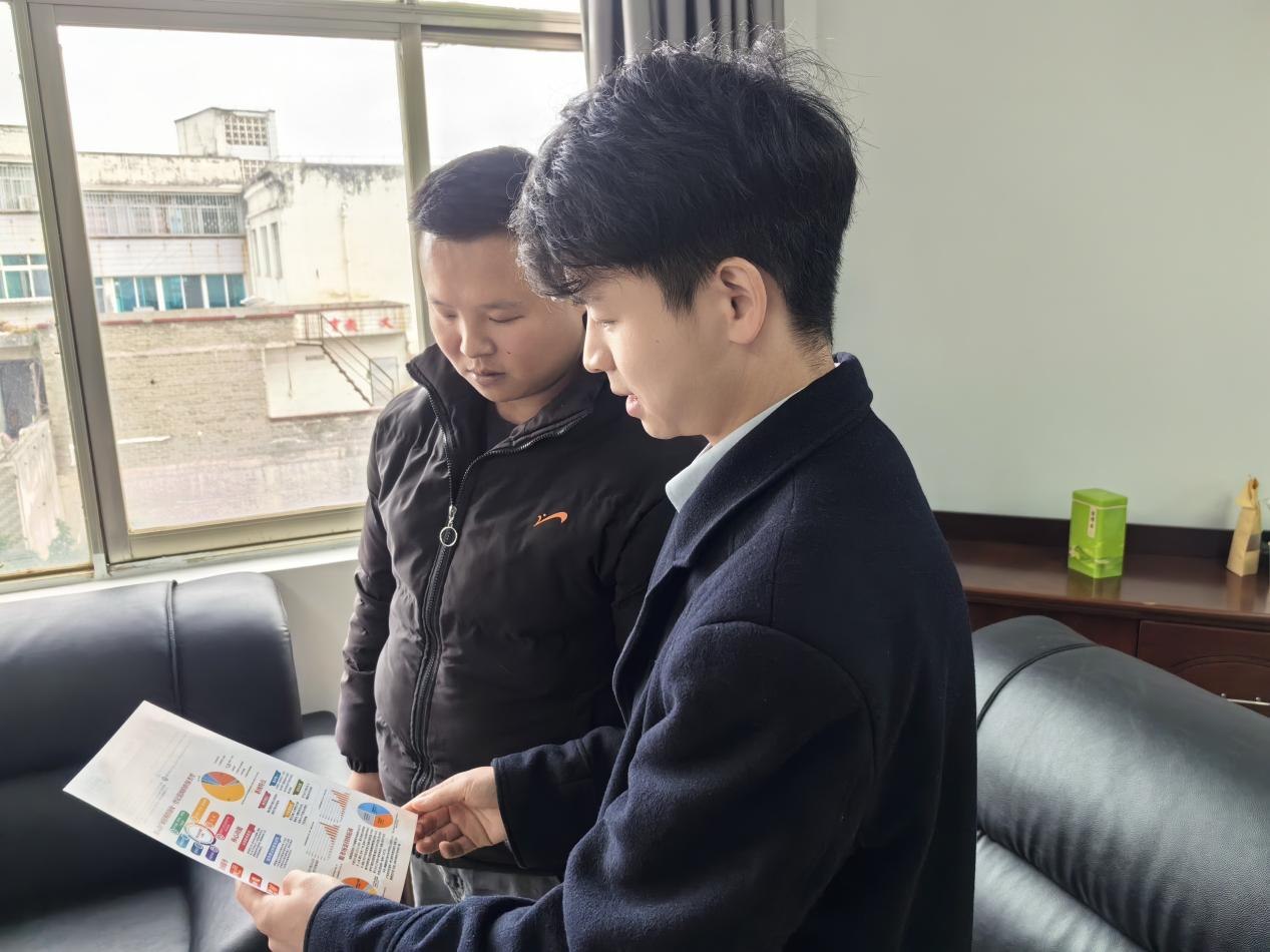 客户经理上门为企业介绍融资方案。
