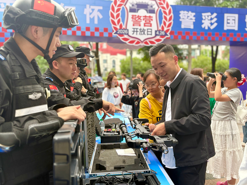 民警逐一为市民讲解装备用途、操作原理，让大家直观了解警务装备知识。