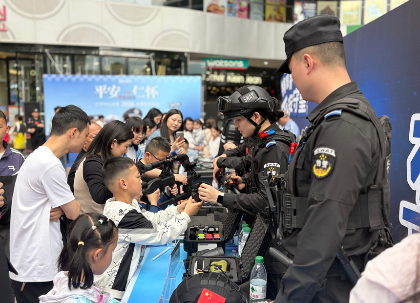 民警逐一为市民讲解装备用途、操作原理，让大家直观了解警务装备知识 。