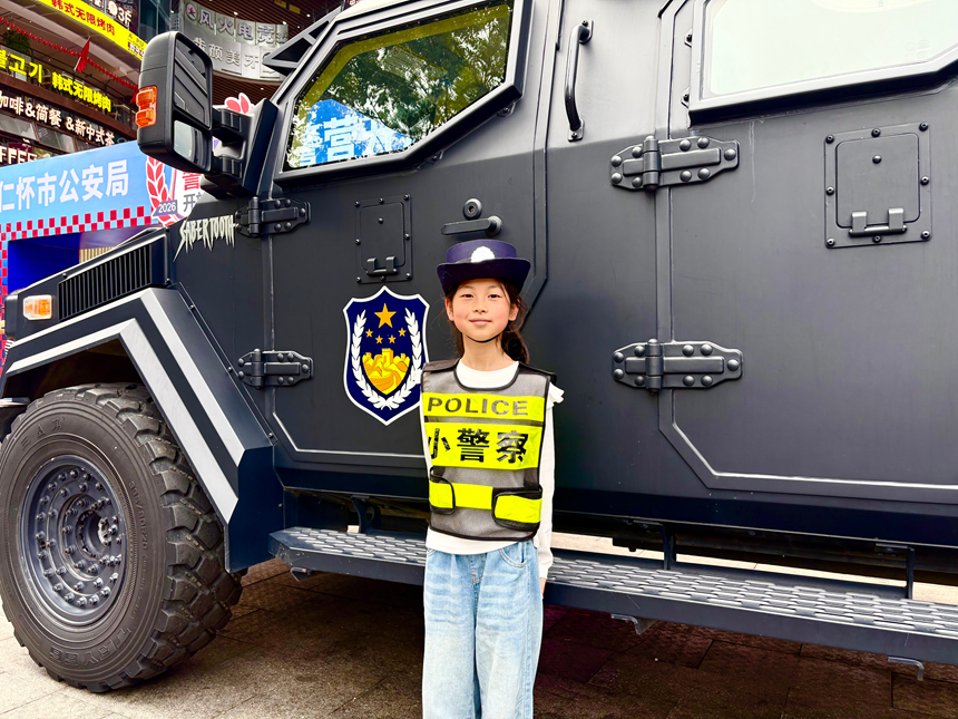 小朋友穿上帅气的警服、戴上警帽，化身“小警察”，沉浸式体验警务工作。