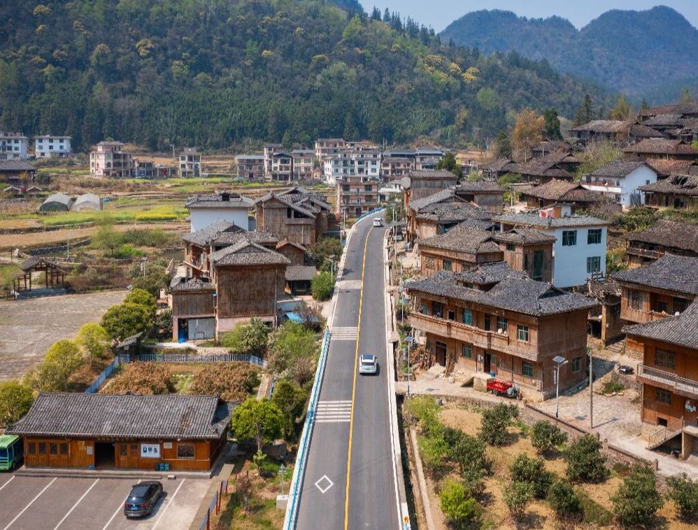 路网织锦绣，水乡展新姿