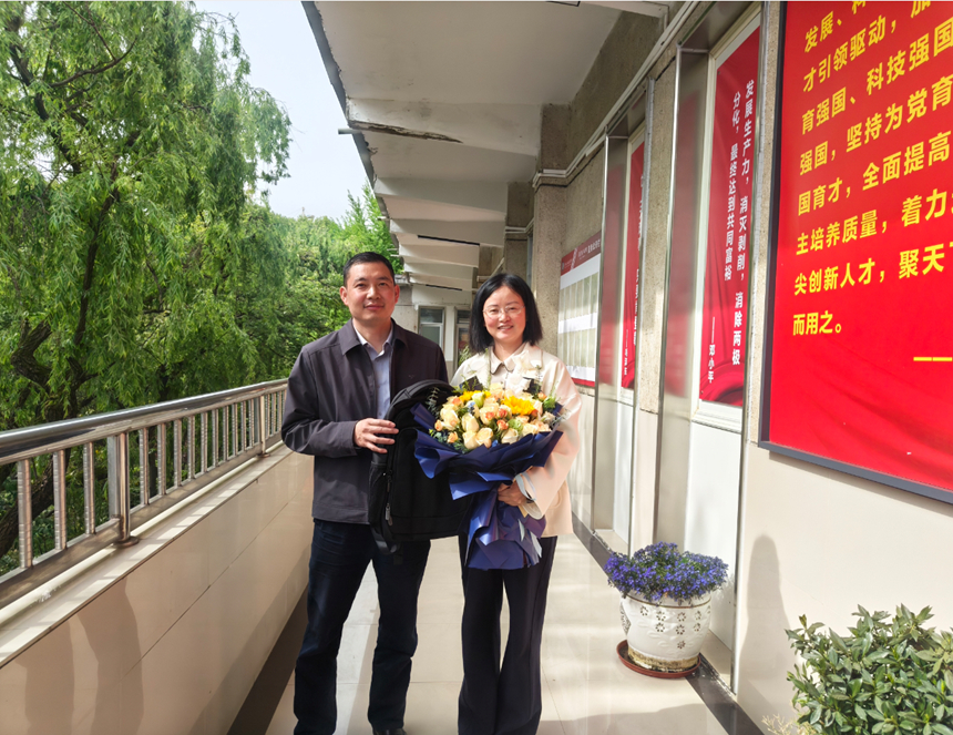 党委常委、副院长罗爱忠慰问彭雪莲教授。