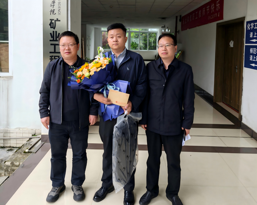 副院长王毓慰问吴涛博士。
