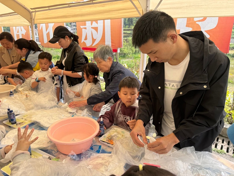 亲子协作扎染体验，感受传统工艺魅力。谢永恒 摄.jpg
