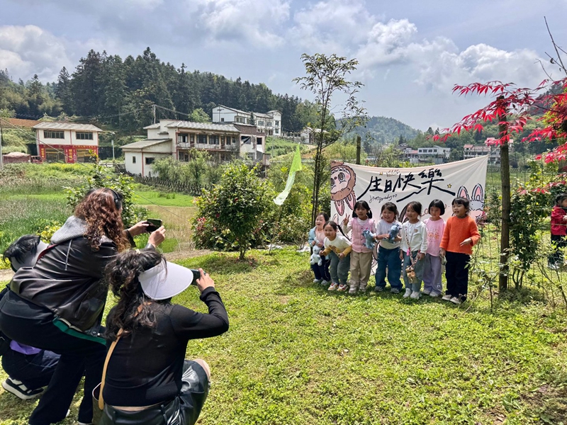 孩子们合影留念，定格春日研学美好瞬间。谢永恒 摄.jpg