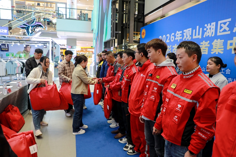 出席活动的领导嘉宾为新入会会员发放“入会礼包”。