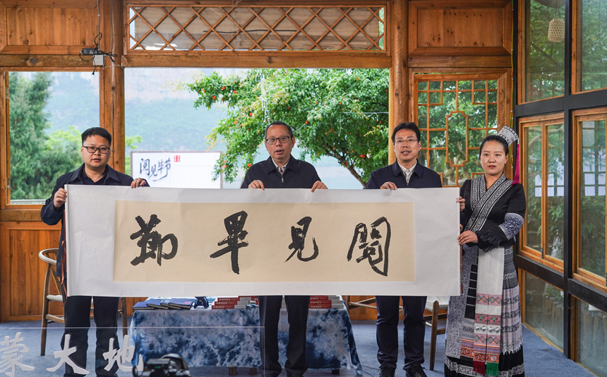 嘉賓開卷宣布品牌發布。高琦攝