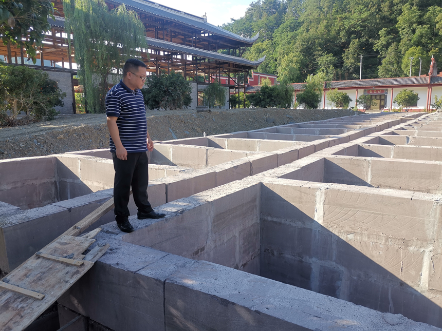 贺红早在检查果酒厂房建设情况。受访者供图