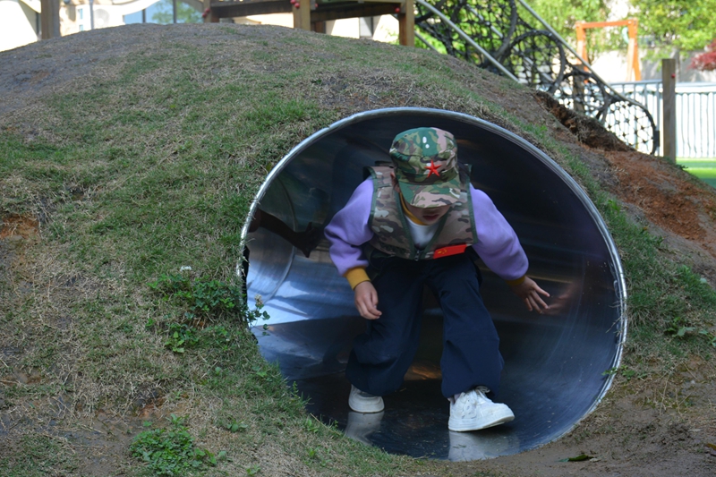 7、钻山洞。.jpg