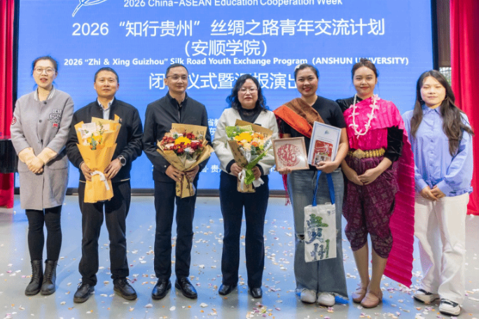 泰国呵叻皇家大学师生表演传统舞蹈与泰拳。