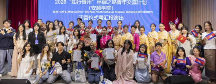 参与汇演的中外学生合影。