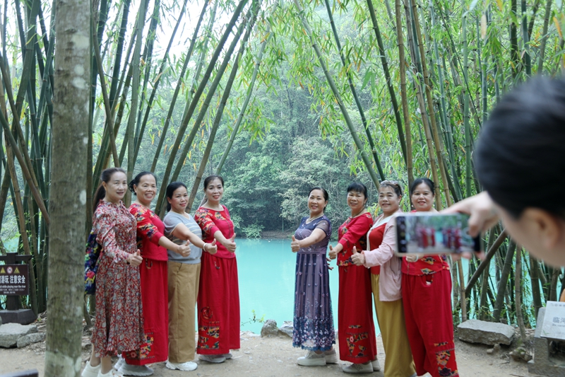 2 图为游客在山水间畅享休闲时光。.JPG