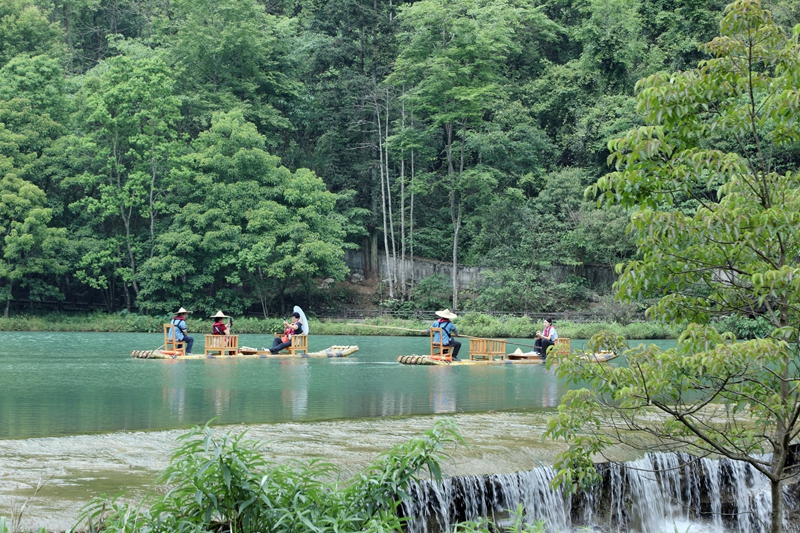 3 图为游客在山水间畅享休闲时光。.JPG