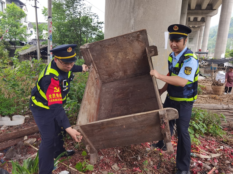 2 图为齐心协力搬运农具。