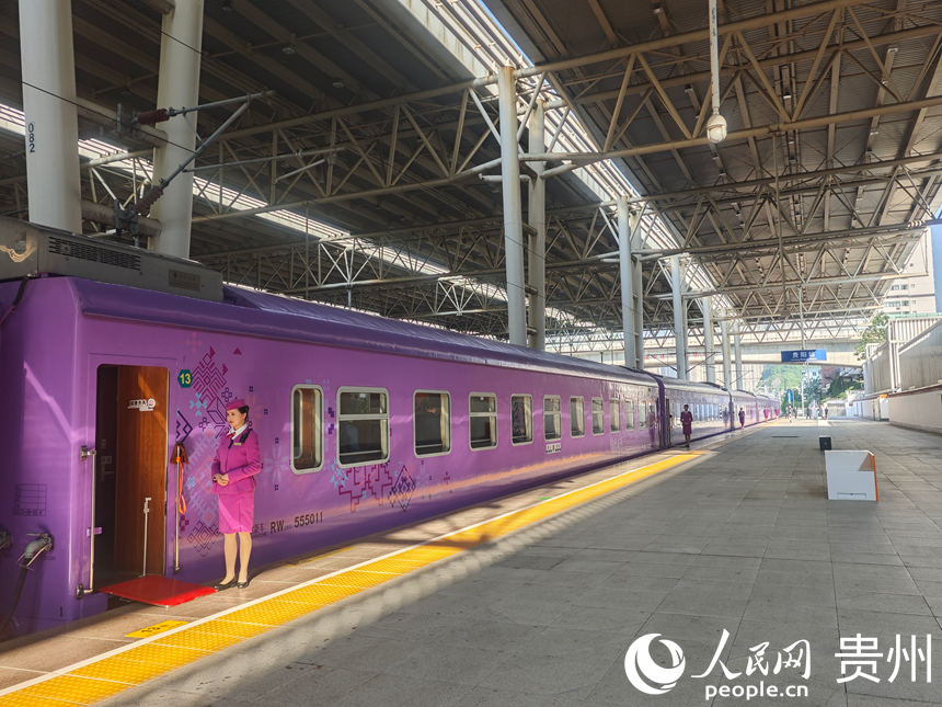 “多彩贵州号”主题旅游列车。人民网 黄小桃摄