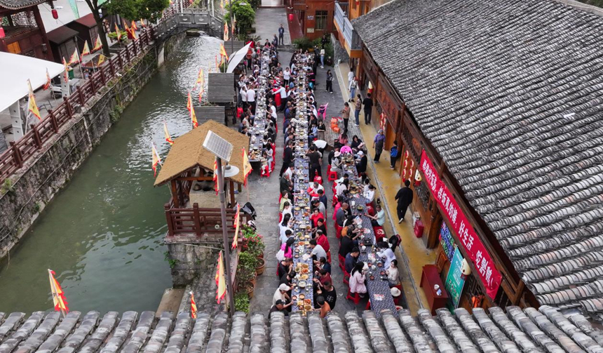 土家長桌宴熱鬧開席。