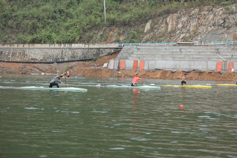 运动员正在水上训练.jpg