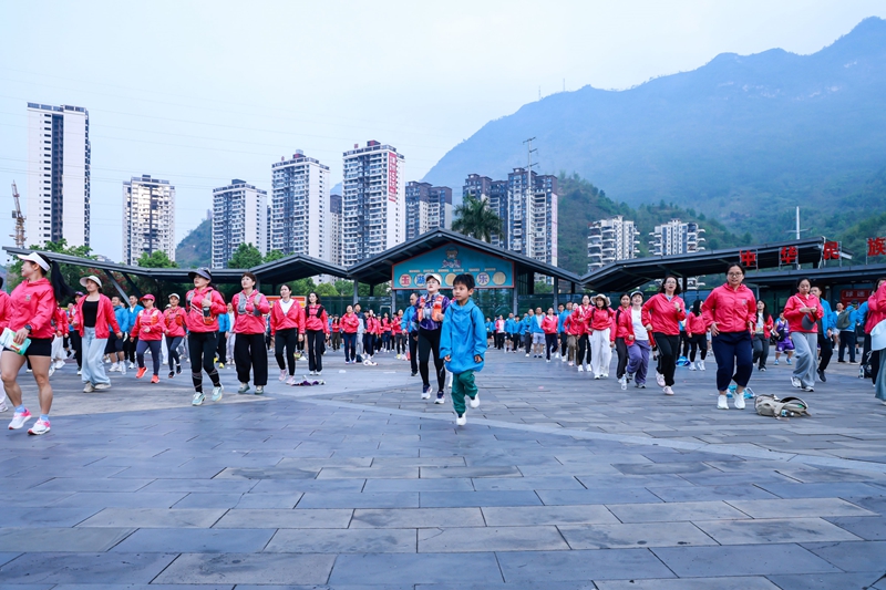 2026年4月25日，在贵州省黔南布依族苗族自治州罗甸县举行的全民徒步活动中，参与者在进行热身运动。