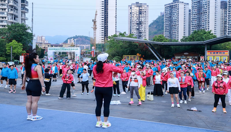 2026年4月25日，在贵州省黔南布依族苗族自治州罗甸县举行的全民徒步活动中，参与者在进行热身运动。