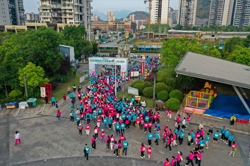 2026年4月25日，人们在贵州省黔南布依族苗族自治州罗甸县参加全民徒步活动。