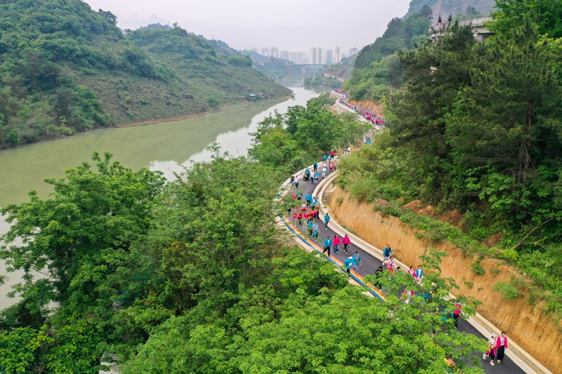 2026年4月25日，人们在贵州省黔南布依族苗族自治州罗甸县参加全民徒步活动。