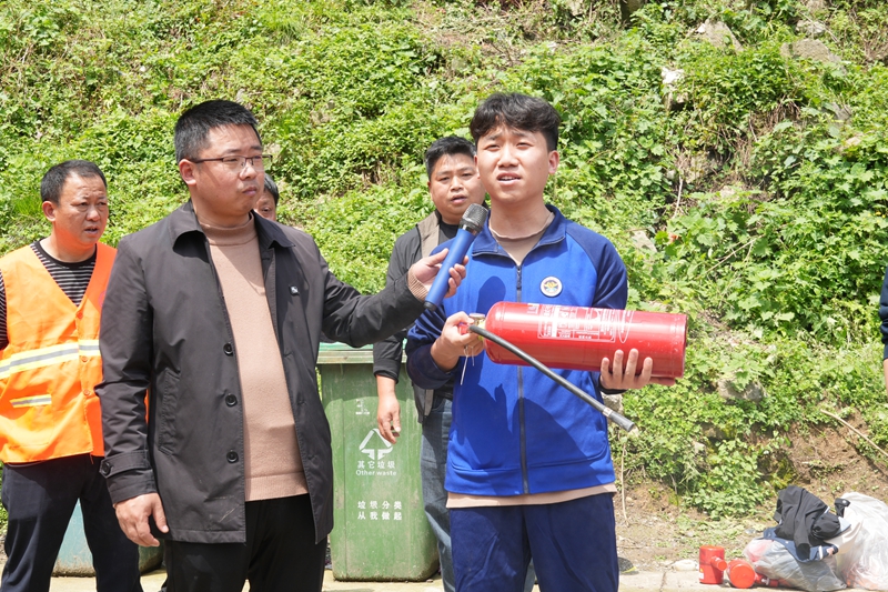 灭火设备教学（苏畅莉  摄）.JPG