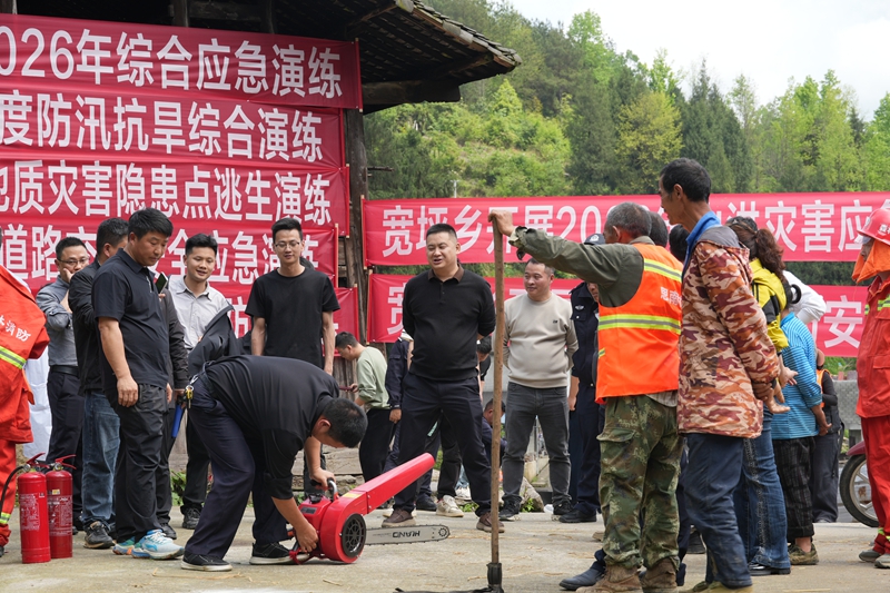 讲解灭火器材（苏畅莉  摄）.JPG